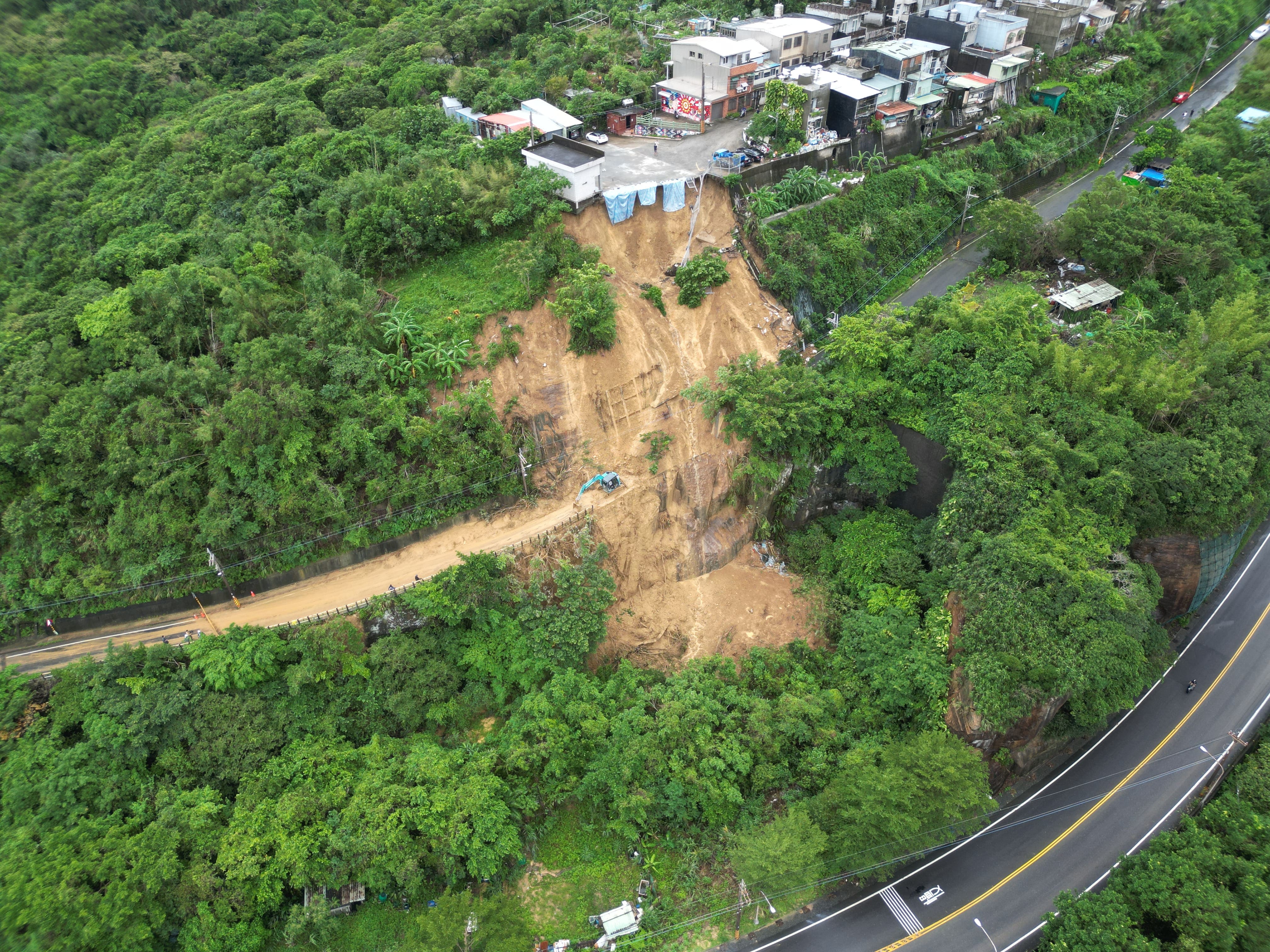 瑞芳邊坡坍 阿美家園聯外路斷 拼搶通單線運送物資