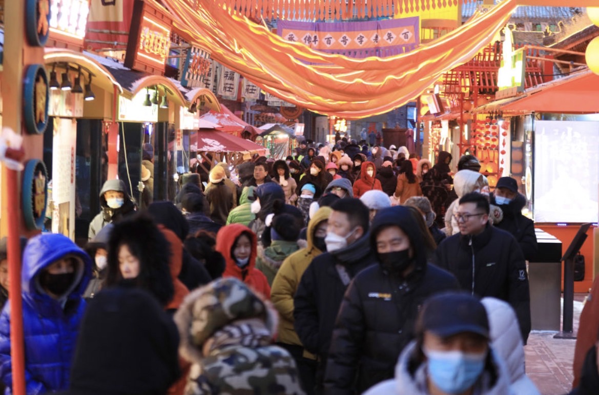 1月23日，民眾在瀋陽新春皇寺廟會上遊玩。圖/取自新華社