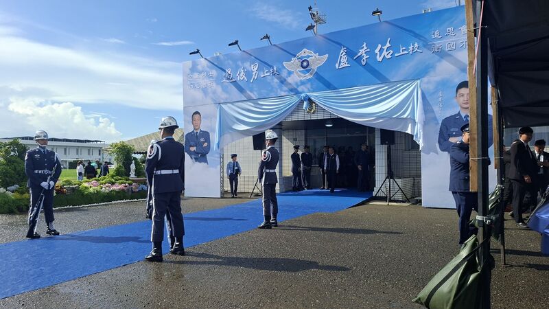 空軍T-34C型教練機2日訓練時墜毀，飛官過俊男、盧季佑殉職。軍方17日在空軍官校舉辦聯合告別式，典禮現場採最高規格布置，場面哀戚隆重。圖/中央社