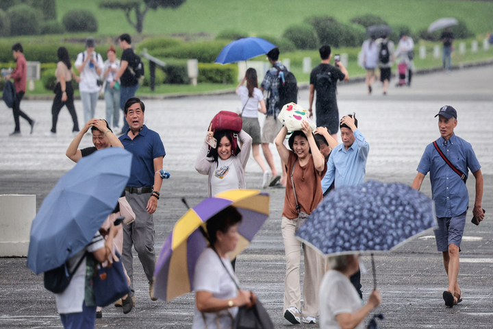 鋒面增強，各地天氣更不穩定。圖/取自中央社