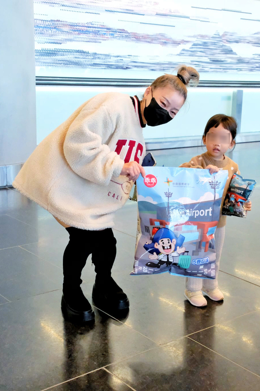 桃園國際機場第3航廈北登機廊廳1日試營運，機場公司訂製「北登啟用限定款乖乖」在試營運首日送給旅客。圖/中央社