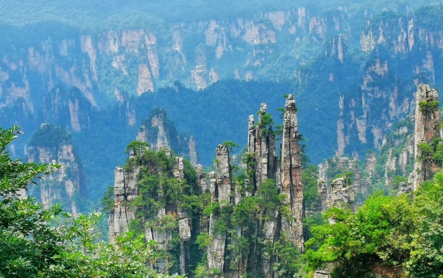 張家界景區是全球知名旅遊景點，美如仙境且面積遼闊。圖/取自《中國旅遊報》微博