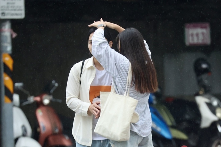 基隆北海岸防豪雨　鳳凰颱風估今生成路徑待觀察