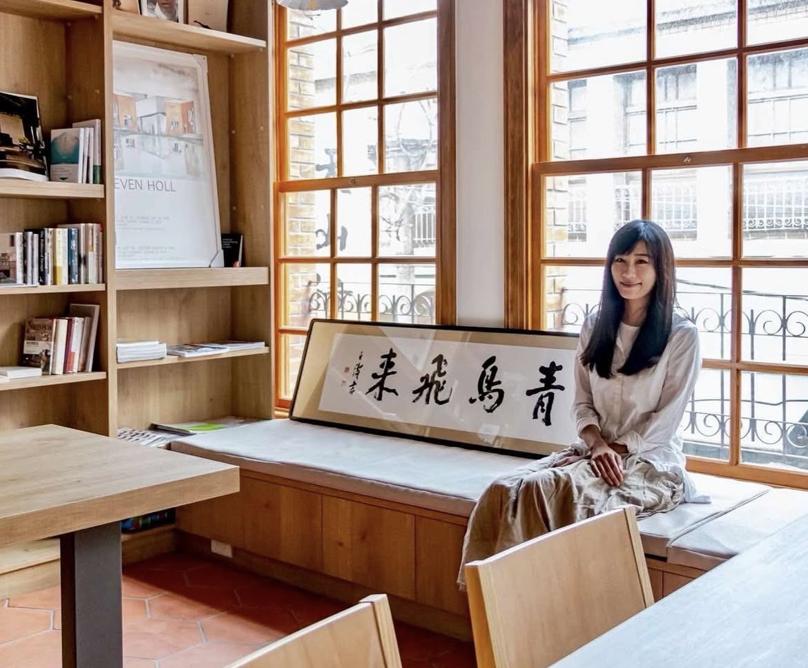 「青鳥女神」蔡瑞珊2016年創辦青鳥書店，吸引許多民進黨大咖與支持者朝聖，但爭議卻不斷。圖/取自蔡瑞珊IG