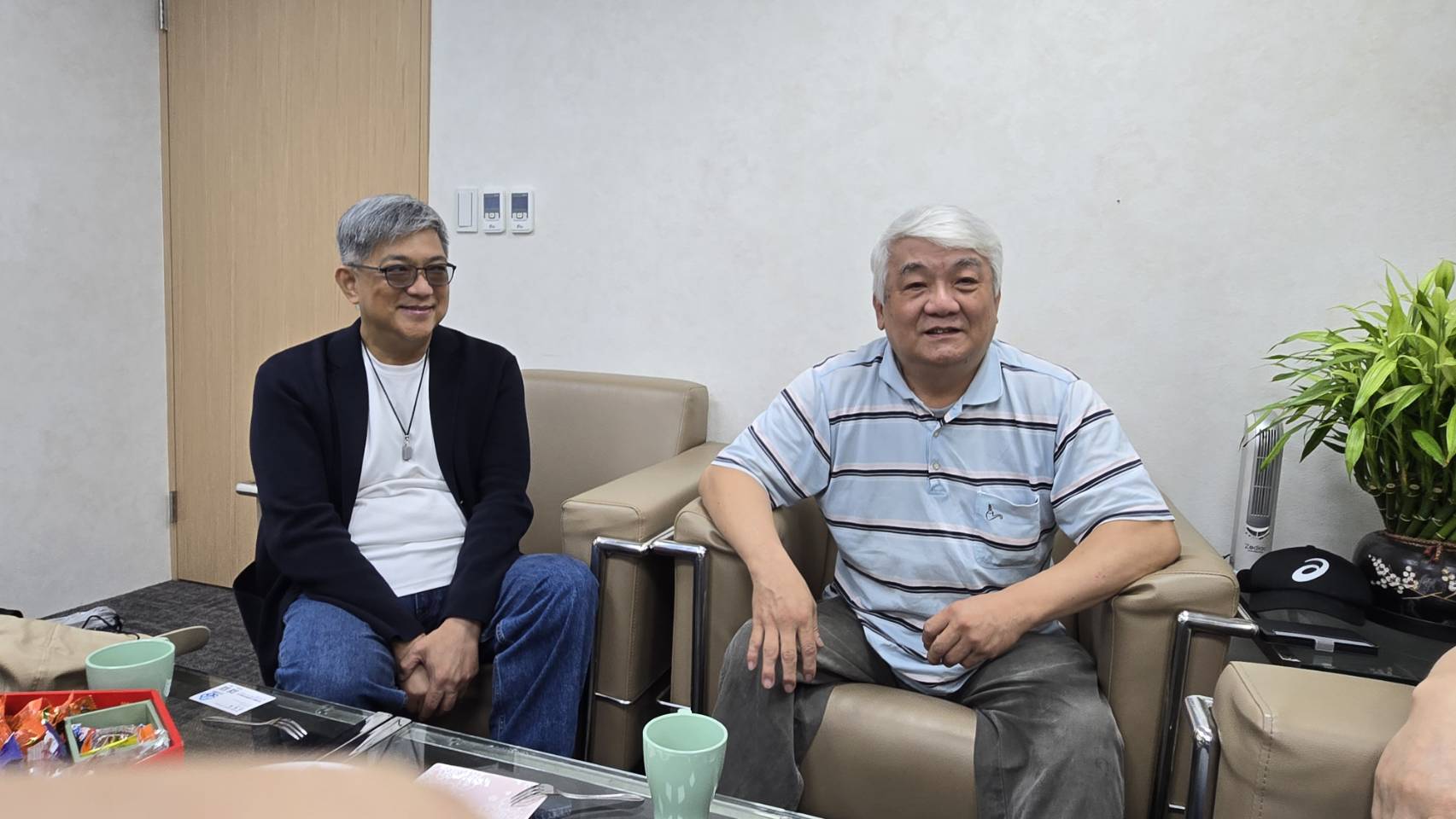 已經轉行做生機食品的資深編輯魯惠國(右)協助換心人黃健予(左)出版《靈魂重組》,把生命的奇蹟分享給讀者。圖/記者宋秉忠攝