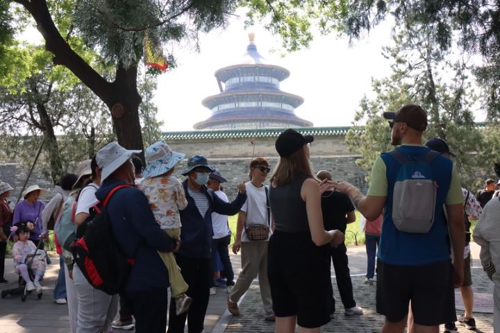 美國總統川普預計13日抵達北京,14日參觀北京天壇。天壇公園12日遊客如織,遠處為標誌性景點祈年殿,但祈年殿已暫停開放。圖/中央社