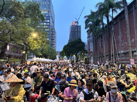 挺立院外群眾！賴總統午夜發聲：共同捍衛民主 守護台灣