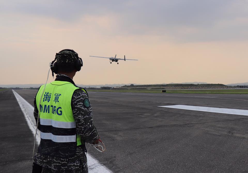 國軍海上偵搜大隊配備銳鳶無人機，任務為監控海域動態，爭取預警與反應時間，提升聯合作戰效益。圖／取自國防部發言人臉書