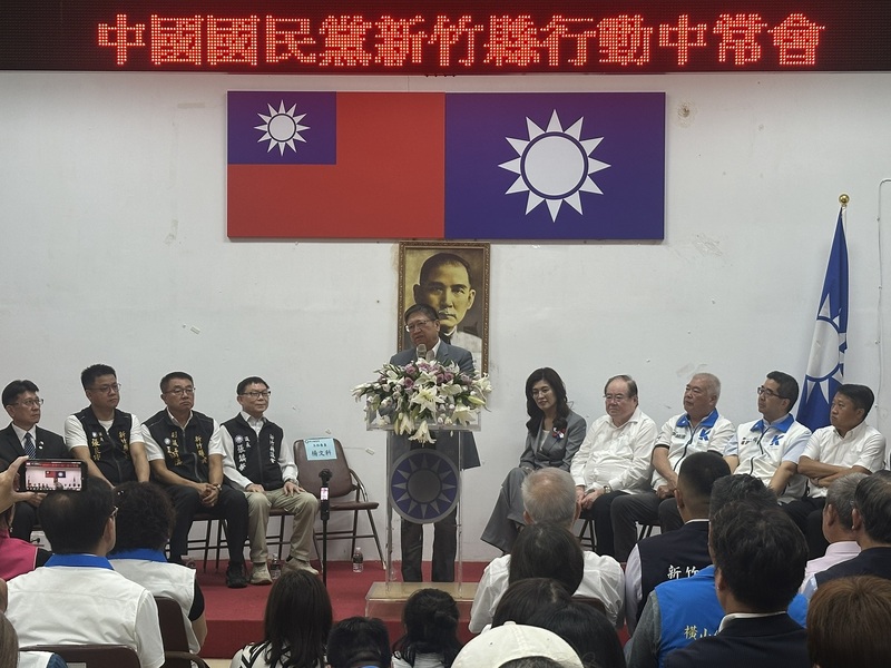 國民黨5日在新竹縣召開行動中常會，新竹縣長楊文科（圖中）說，新竹縣副縣長陳見賢多次說過不會離開國民黨。黨主席鄭麗文（後右5）表示，國民黨絕對不會忘記陳見賢。圖／中央社