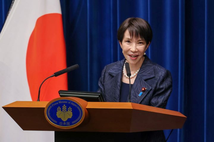 日本首相高市早苗主張擴大公共投資，帶動日本經濟與產業升級；但市場擔憂，擴張性財政恐增加日本公債與日圓壓力。圖／Wikimedia Commons，CC BY 4.0