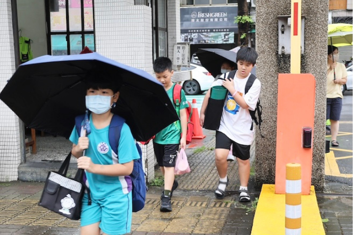 台東豪雨炸不停！台9線多良路段「泥流沖出」交通受阻　沙德爾最快明日再成颱