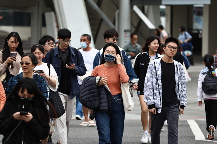 今各地持續暖熱　周末全台降雨機率高