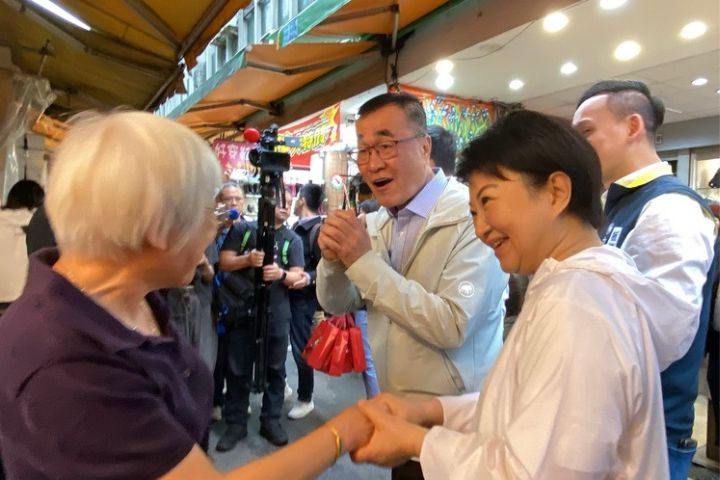   台中市長盧秀燕（前右）25日下午北上與國民黨新北市長參選人李四川（2排右2）一同前進板橋區的傳統市場掃街拜票。圖/中央社