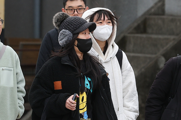 東北季風增強伴隨華南雲雨區東移　北部轉濕涼低溫15度