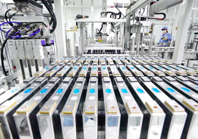 鋰電池是大陸重要新興產業。圖為天津市一家鋰電池企業的工人在生產線上工作。圖/新華社