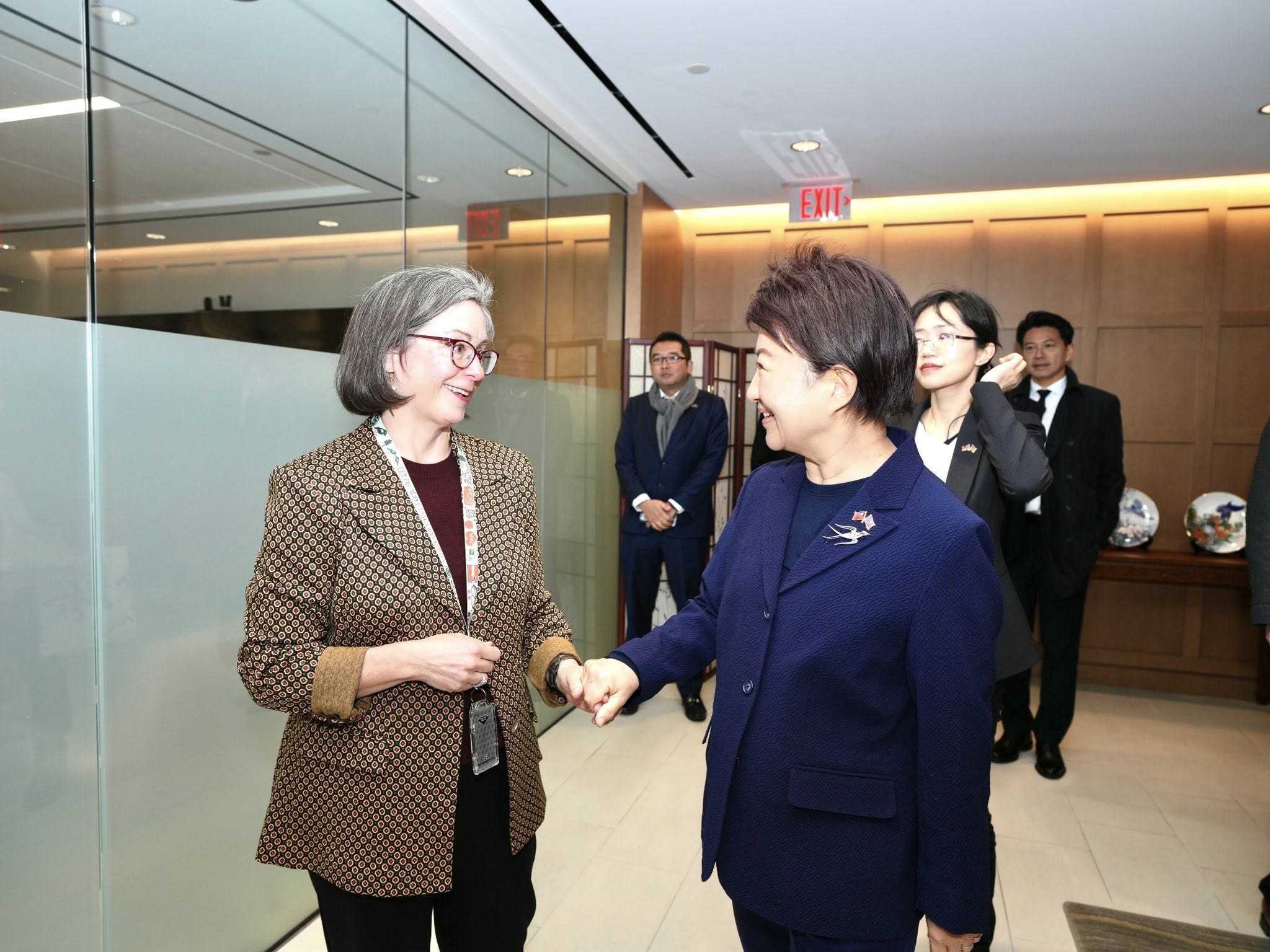 台中長盧秀燕（右）前往華府AIT總部時，由執行理事藍鶯（左）出面接待。圖／取自盧秀燕臉書
