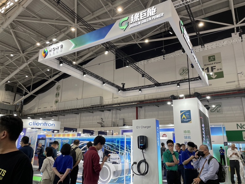 本月17日台灣國際智慧移動展展出電動車動力系統，民眾好奇駐足。圖/中央社