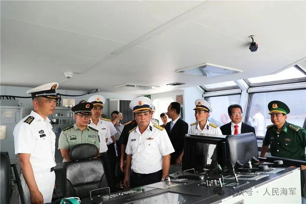 碼頭歡迎儀式後越海軍代表參觀五指山艦。圖/取自大陸人民海軍微信公眾號