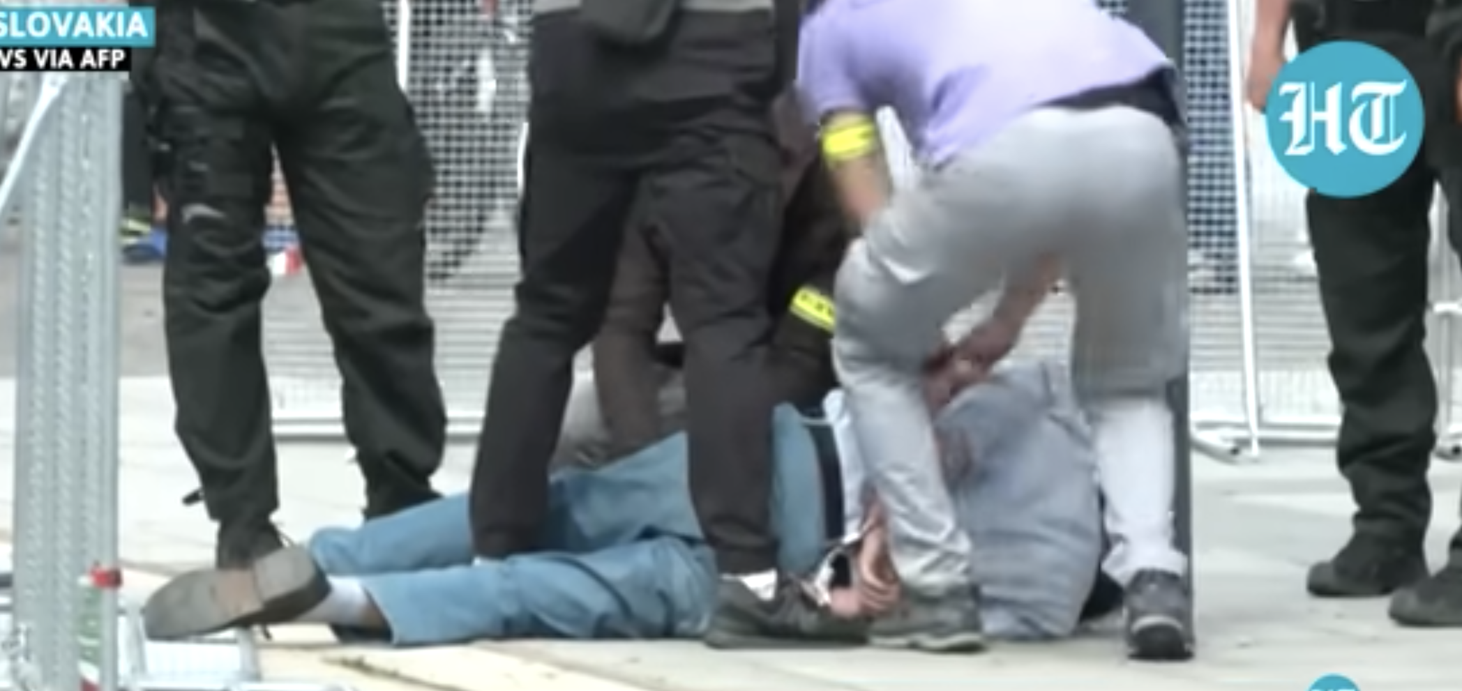攻擊丹麥總理的71歲男子，被壓制上銬。圖/翻攝自Hindustan Times YouTube頻道