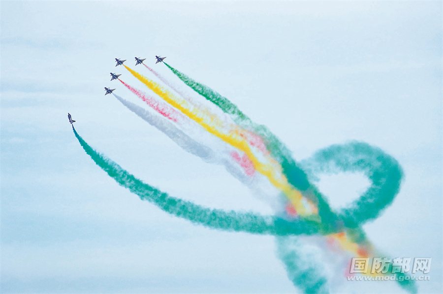 中國除了參加防務展，更派解放軍空軍八一飛行表演隊進行飛行表演。圖/取自中共國防部官方網站