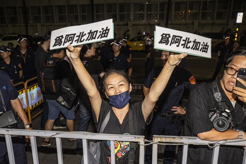 檢廉偵辦京華城案查出涉賄，前台北市長柯文哲31日凌晨以被告身分移送北檢複訊，有民眾手持字條來到北檢為柯文哲加油喊聲。圖／中央社