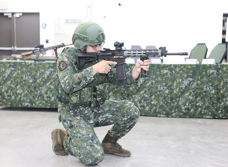  國防部軍備局205廠9日對外展示新式T112戰鬥步槍與各式瞄準裝備，國軍現場示範T112步槍跪姿射擊姿勢。圖/中央社