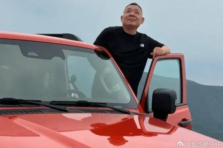 胖東來商貿集團創始人兼董事長於東來，被雷軍譽為「中國零售神話」。圖/取自長沙楊千千微博