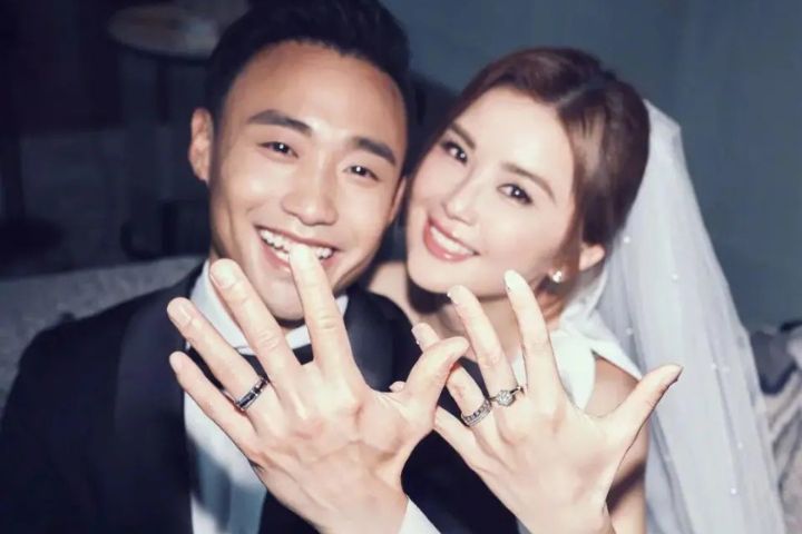 阿Sa蔡卓妍再婚！甜嫁小10歲健身教練　曬婚紗鑽戒　高喊「恭喜我嫁你」