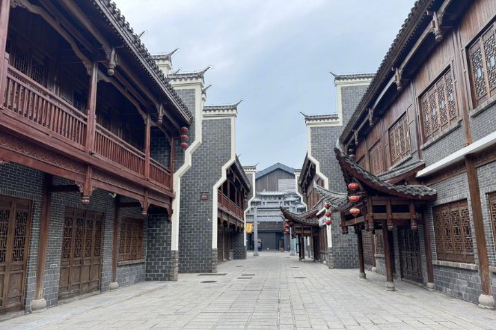 湖南大庸古城自2021年試營運以來，4年累計虧損超10億元人民幣。圖/取自澎派新聞微博