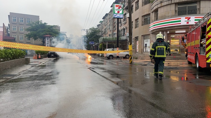 竹東大林路發生高壓電線掉落起火事故，周邊307戶因此停電2小時。圖/中央社