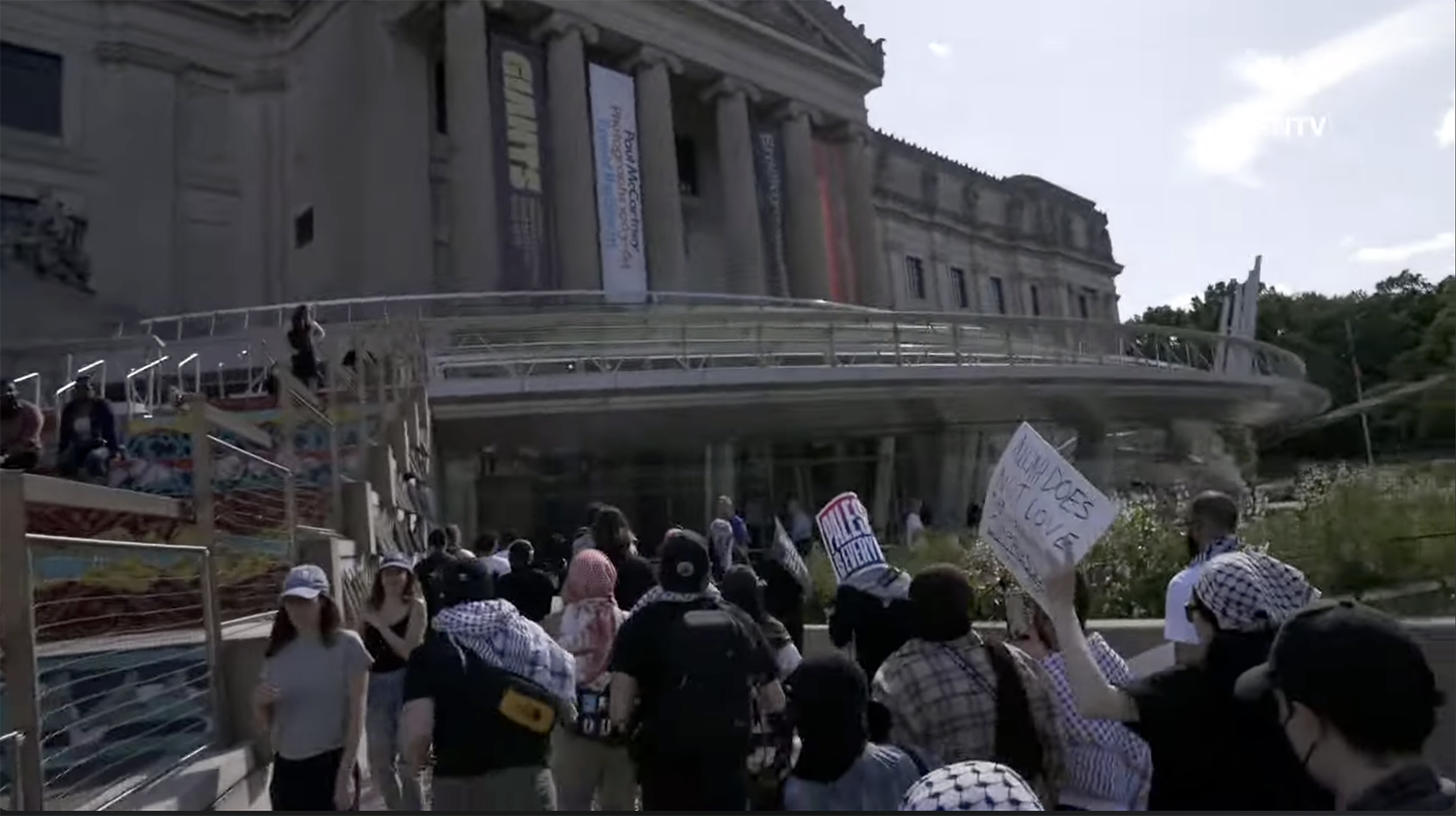 親巴勒斯坦抗議者5月31日湧入布魯克林博物館，一度闖入館內佔領大廳等區域。圖/翻攝自FREEDOMNEWS TV - NATIONAL / SCOOTERCASTER YouTube頻道