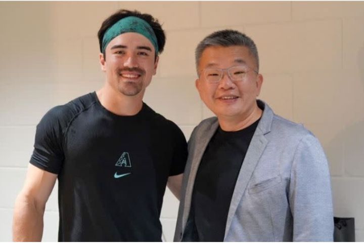 卡洛爾和中職會長蔡其昌（右）合影。圖/取自中華職棒大聯盟