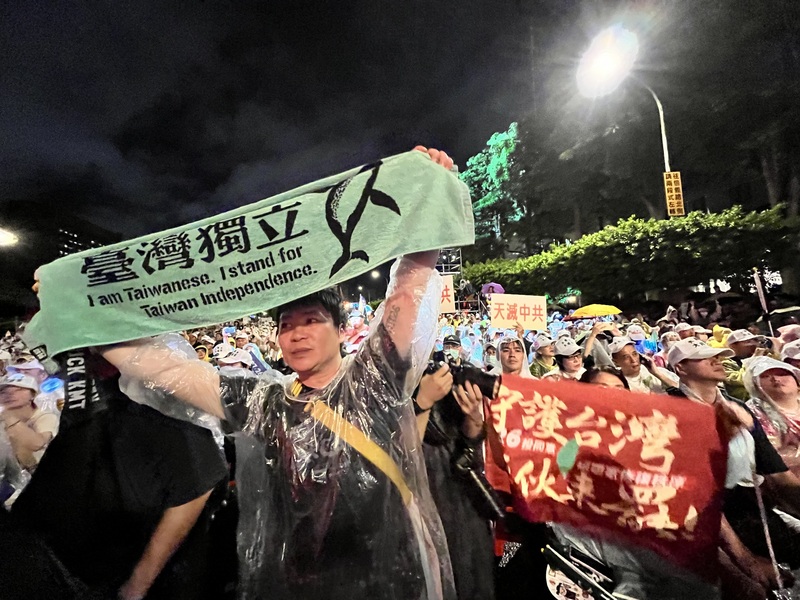 距離罷免投票倒數2天，反共護台志工聯盟24日晚間在凱達格蘭大道舉行「迎向成功凱道晚會」，現場民眾手持各式標語布條表達立場訴求。圖/中央社