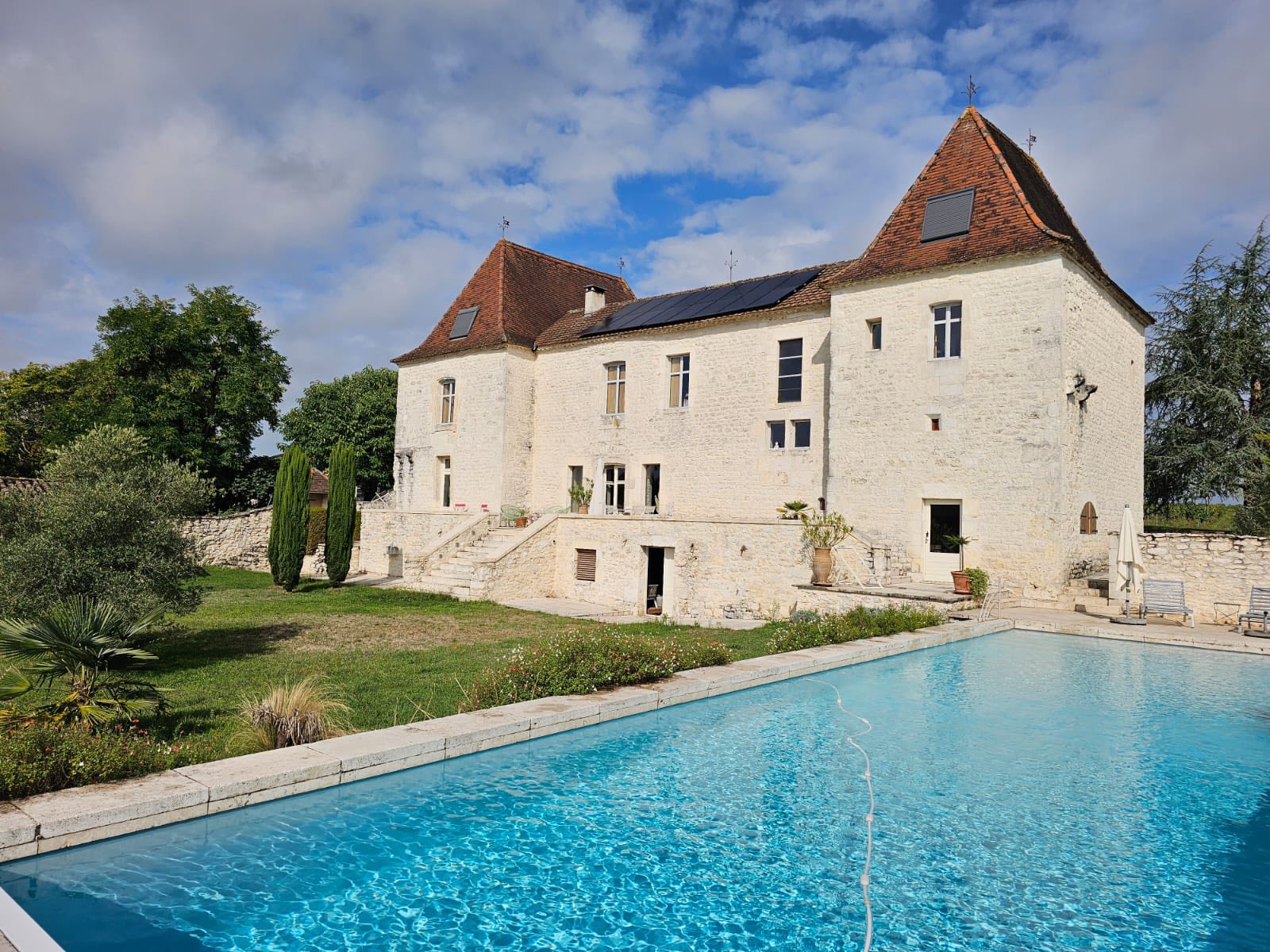 米拉瓦爾酒莊是安潔莉娜裘莉與小布兩人婚姻期間最具象徵性的共同投資，如今卻成為離婚後最難解的戰場。圖／取自Chateau Tour de Miraval FB