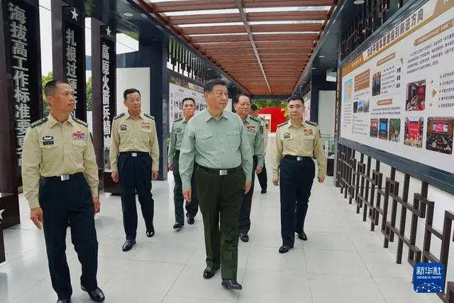 中共中央軍委主席習近平17日上午11點多抵火箭軍某旅視察時，先觀看該旅軍史長廊。圖／取自新華社