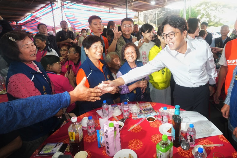 民進黨台北市長參選人沈伯洋（前右）28日出席在士林區平等合誠宮舉辦的台灣開漳聖王廟團聯誼大會，向與會人士握手致意。圖/中央社