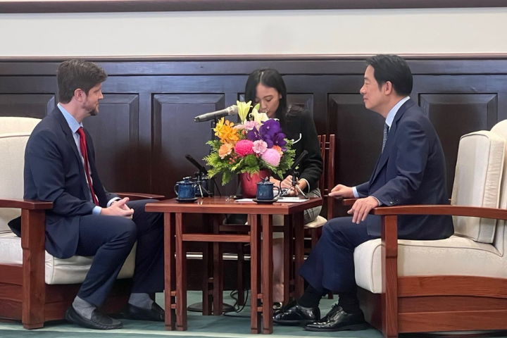 總統賴清德（右）日前接受美國電台節目主持人兼政治評論家塞克斯頓（Buck Sexton，左1）獨家專訪。圖/取自Buck Sexton X平台