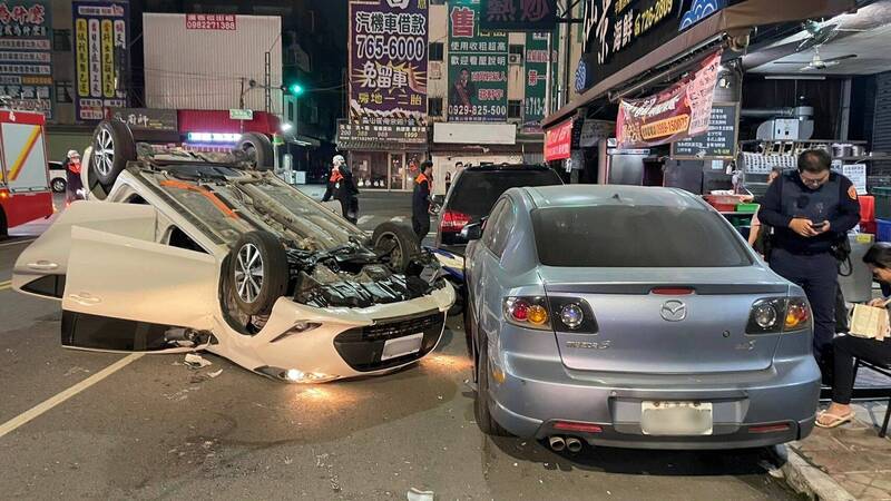  高雄市鳳山區一名33歲潘女開車疑似精神不濟，擦撞路邊轎車和機車後，翻車倒在路中，所幸僅受輕傷沒有大礙。圖／翻攝畫面