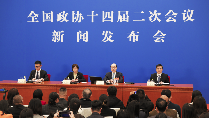 大陸全國政協首場記者會3日在北京人民大會堂舉行，由前國台辦主任劉結一（右二）主持。圖/取自新華社
