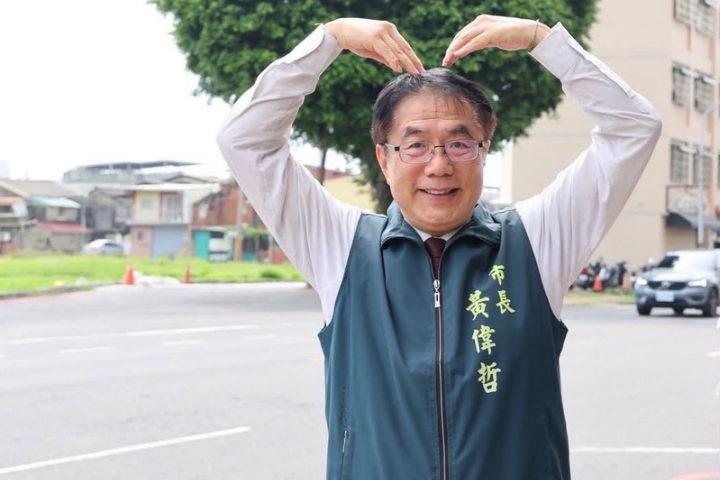黃偉哲騎擬真恐龍險摔落！疑操偶人員腳軟不穩往後跌　網心疼：大熱天的