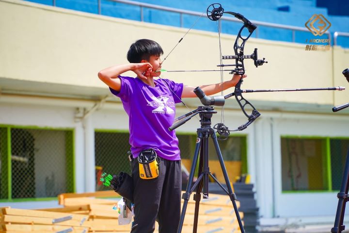原民腦癌護士天使林芊妤，她在家人與老師鼓勵下接觸射箭，並在多項全國及地方賽事中獲得佳績。圖/周大觀文教基金會提供