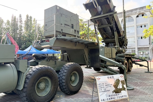 空軍周活動在左營高中舉辦，展示愛國者飛彈發射架（圖）。圖/高雄市教育局提供