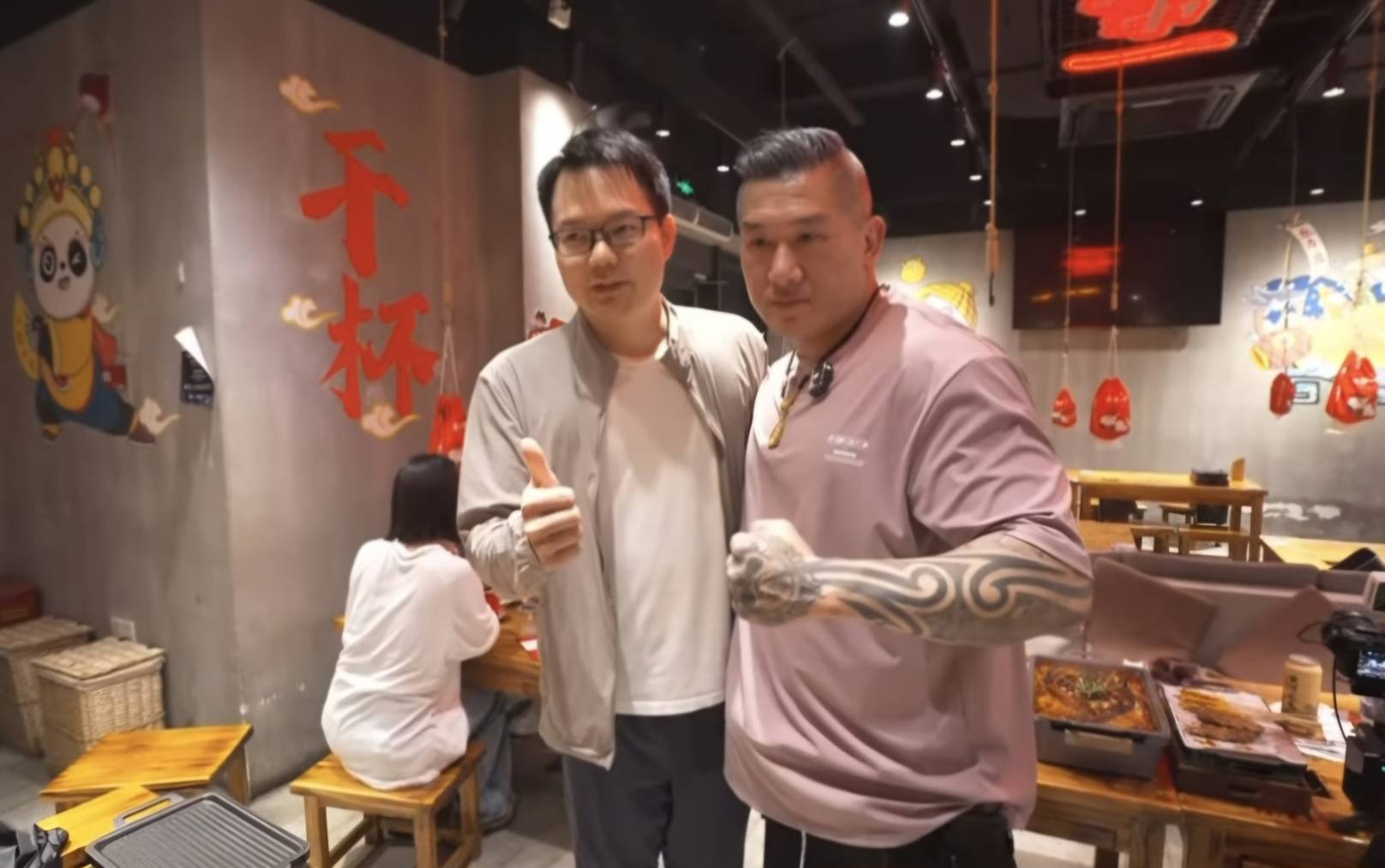 傳聞上海台灣人多， 但沒想到館長第一天晚上抵上海吃燒烤店，就碰上好多波台灣人。圖／取自館長惡名昭彰