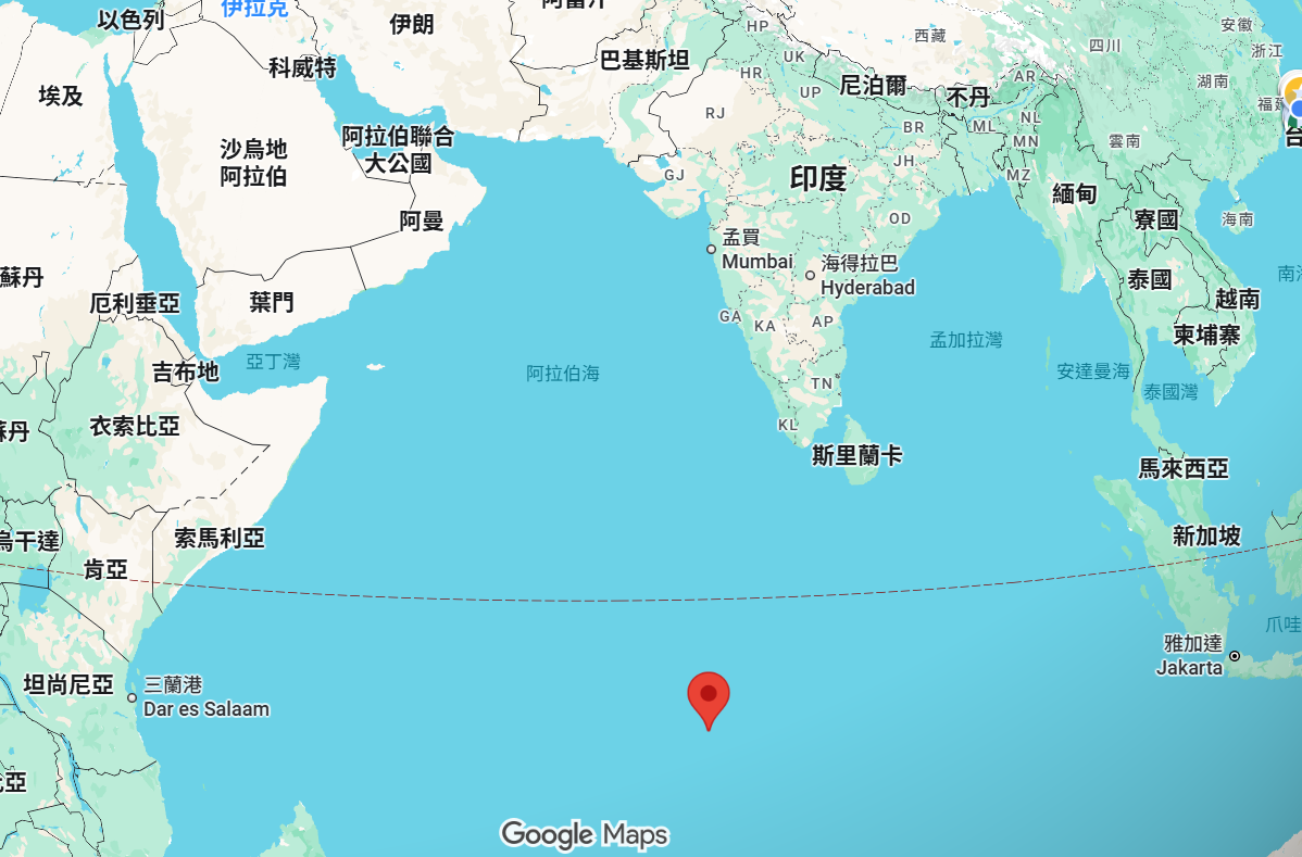 位於印度洋中部迪戈加西亞島（紅點所在）的英美軍事聯合基地，今早接獲伊朗中程飛彈攻擊訊號，不過一枚未擊中，一枚遭聯軍發射攔截彈攔截，但是否成功未知。圖／取自Google Maps