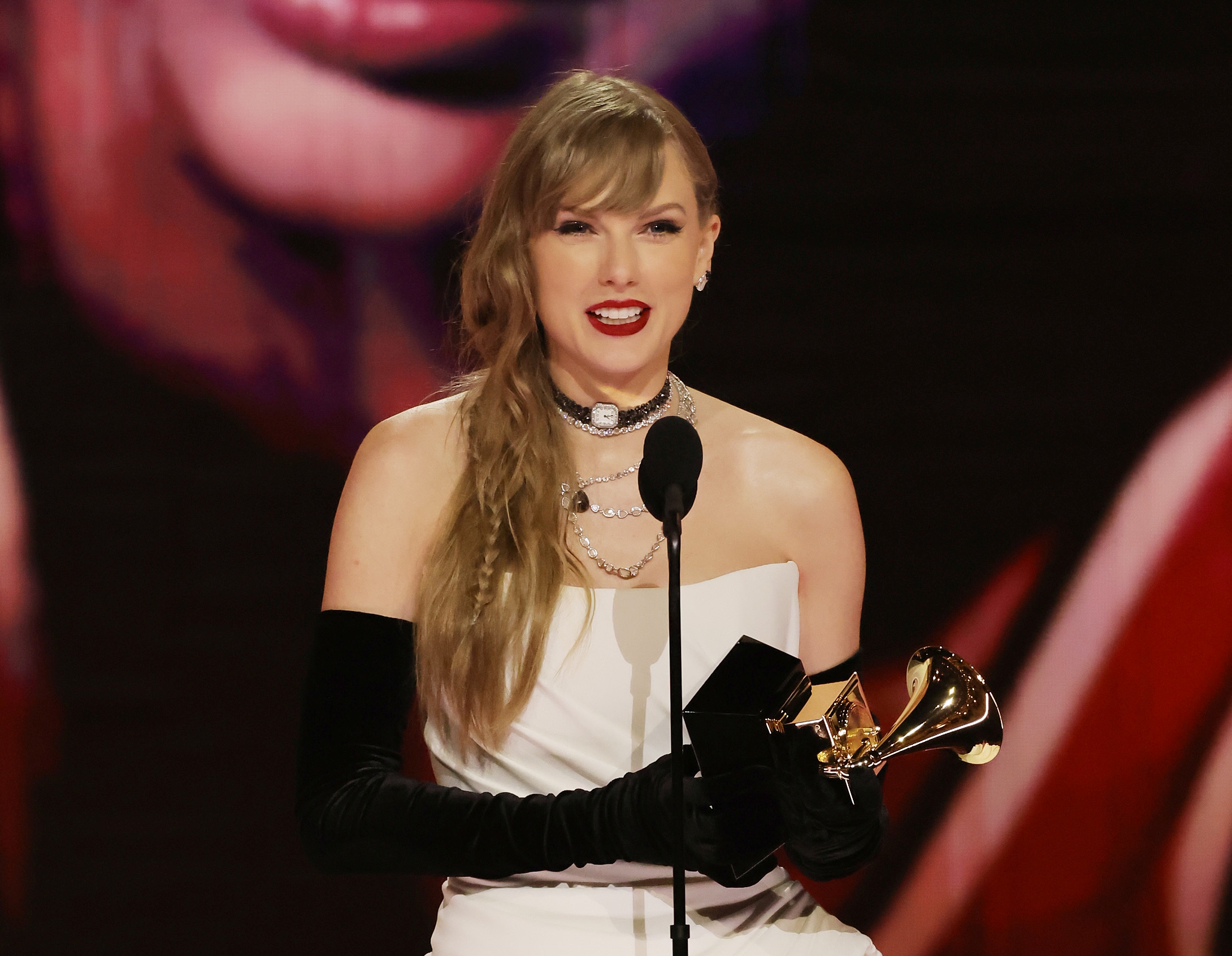 泰勒絲打破葛萊美歷史紀錄，4度榮獲最佳年度專輯。圖/取自@KISSFMPhoenix IG