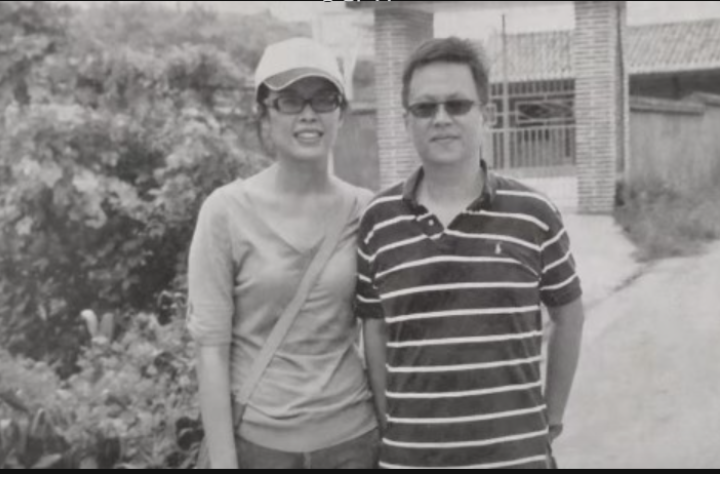 在大陸微信公眾號曝光的照片中，也見到鄭麗文與其夫婿駱武昌（右）的合影。圖／取自星島日報轉引微信公眾號「茶苑路拾貳號」  