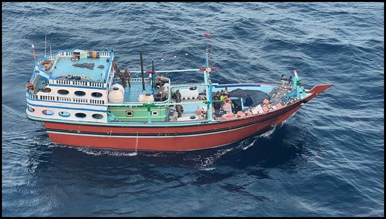一艘行經索馬里海岸附近的小船，被美軍扣押。圖/取自 U.S. Central Command @CENTCOM
