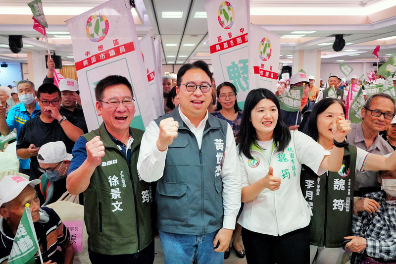 TPOC第三期對桃園市長選情民調，增列了「不認識候選人」一項，其中顯示中間選民「不認識」比例較高。圖為民進黨桃園市長候選人黃世杰（左2）尋求地方支持。圖／中央社