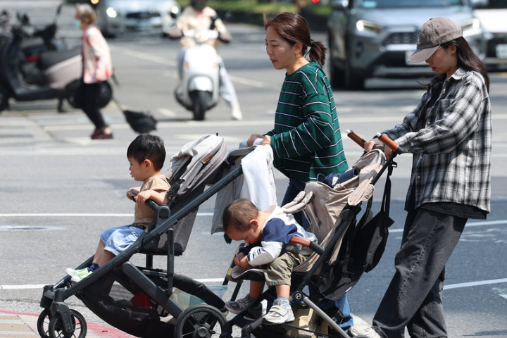 賴政府放寬外傭門檻！網批適用144萬戶喊假的：起碼要月收20萬以上