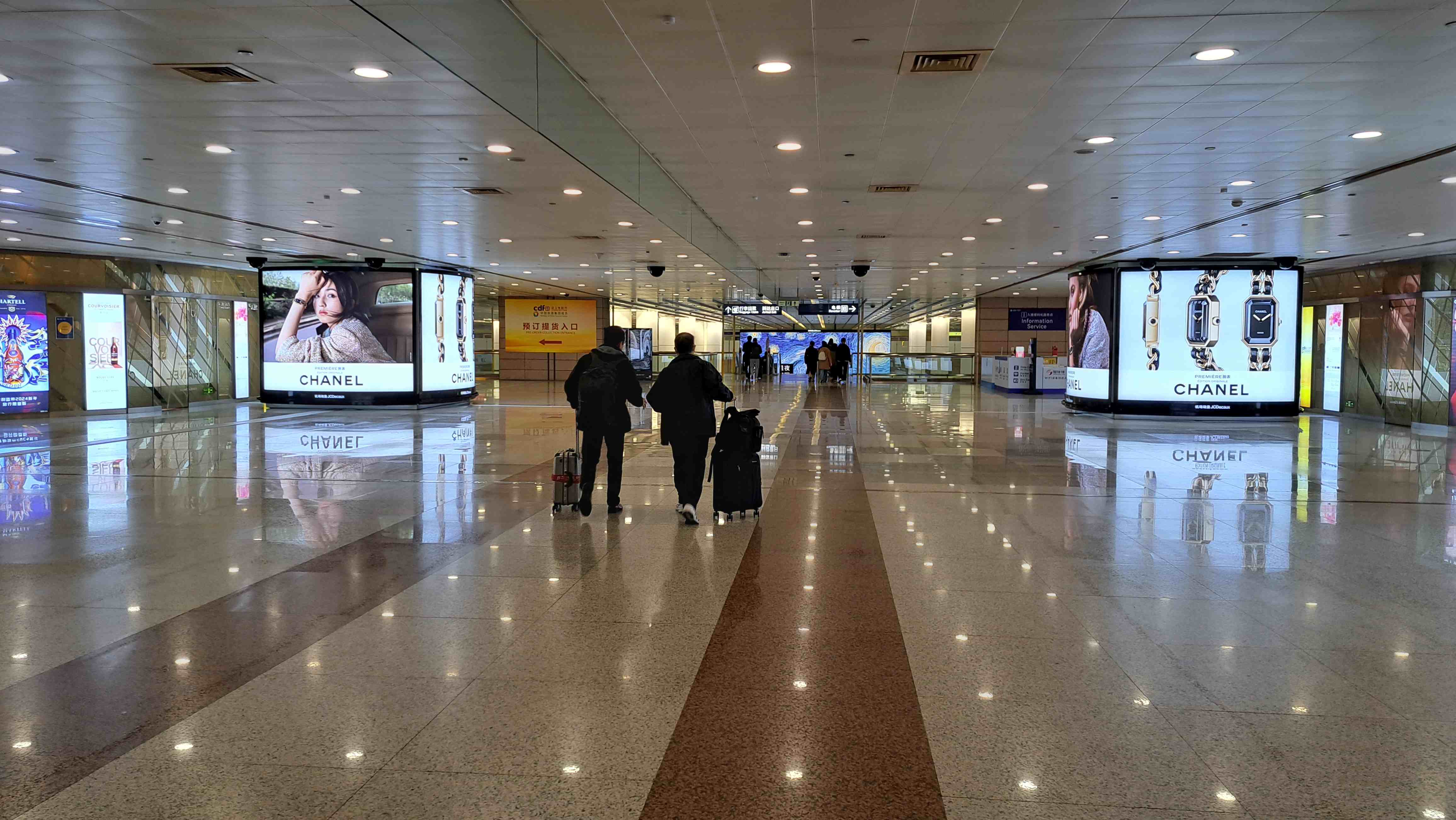 18日上午 11時，上海浦東機場的入境大廳。圖/讀者提供